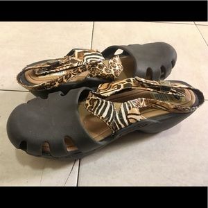 Dr Scholl’s black clogs with strap size 11